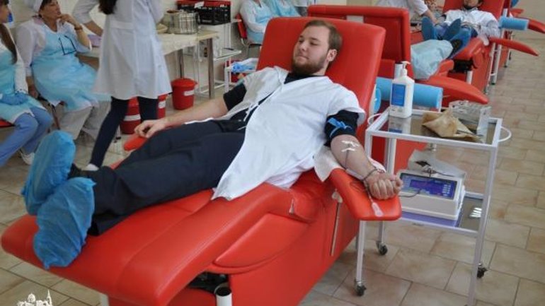 В епархиях УПЦ (МП) сдают кровь для больных людей - фото 1