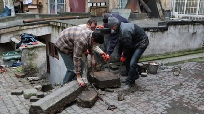 У дворику в центрі Львова знайшли давні єврейські надгробні плити - фото 1