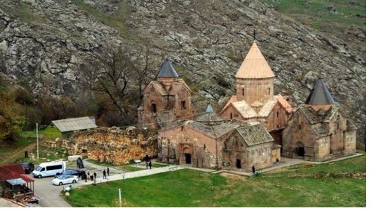 Руйнується монастир XII століття через недбалість будівельників - фото 1