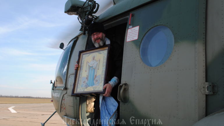 Священик УПЦ (МП) з гелікоптера окропив святою водою райцентр на Кіровоградщині - фото 1