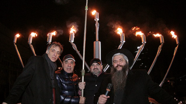 В Киеве зажгли центральную ханукию Украины - фото 1