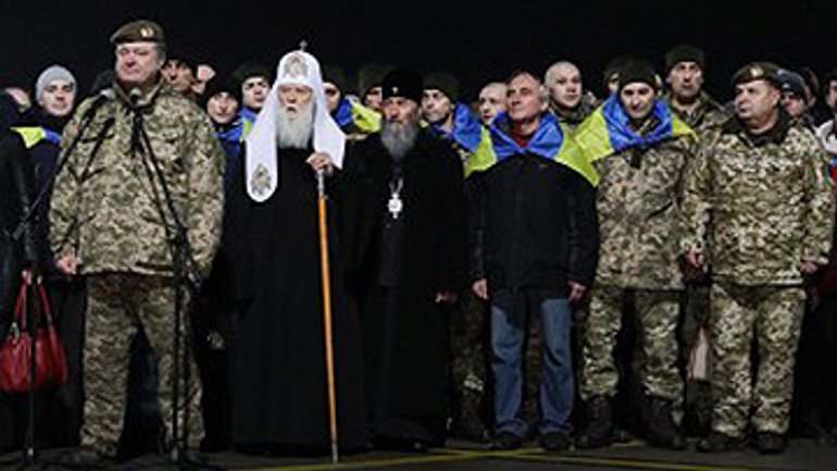 Патріарх Філарет та Митрополит Онуфрій разом зустрічали звільнених полонених в аеропорту Харкова - фото 1