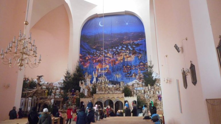 Найбільшу в Україні Різдвяну шопку облаштували в тернопільській церкві - фото 1