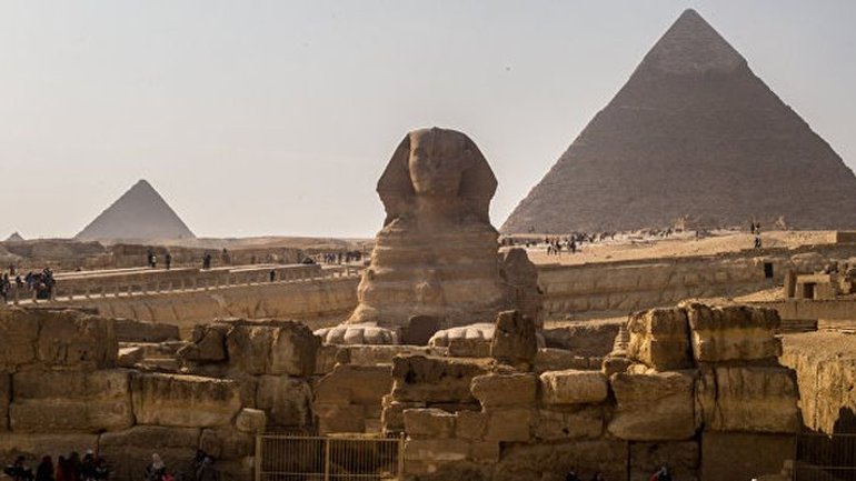 Археологи обнаружили в Египте древний храм с фрагментами памятников - фото 1