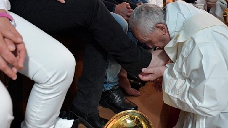 У Великий Четвер Папа знову обмиє ноги в’язням - фото 1