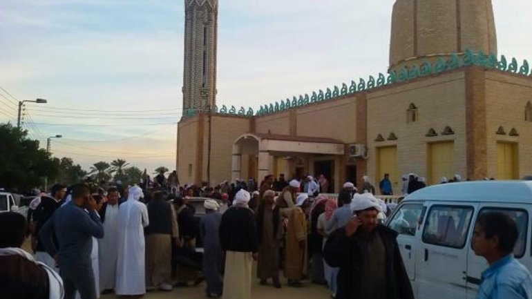 В Судане неизвестный напал с ножом на прихожан мечети во время молитвы - фото 1