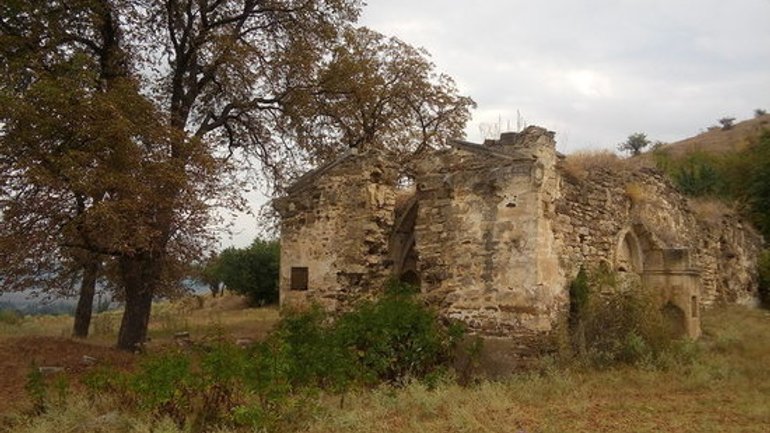 Armenian activists willing to restore ancient temple in Crimea through their own effort - фото 1