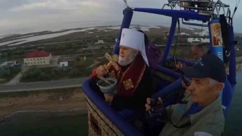 Митрополит УПЦ (МП) на аеростаті “Росія” освятив Керченську протоку - фото 1