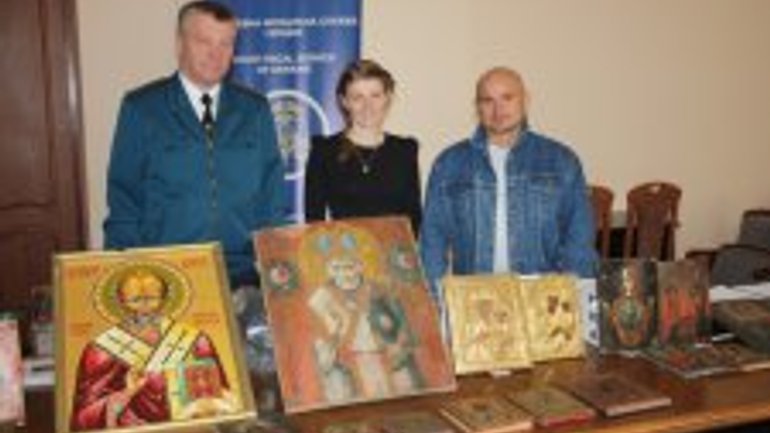 Митники передали музеям та церквам старовинні ікони - фото 1