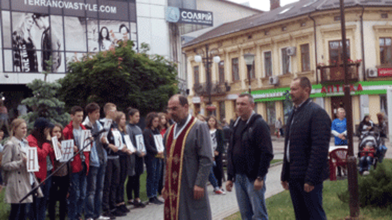 В Івано-Франківську провели акцію "ВІЛ/СНІД - це стосується кожного. Не втрачай життя!" - фото 1