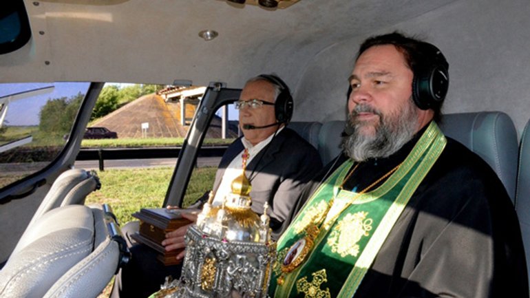 Вілкул і митрополит УПЦ (МП) з мощами облетіли Кривий Ріг на гелікоптері - фото 1