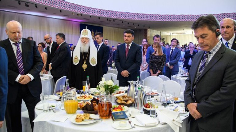 Порошенко и Гройсман посетили молитвенный завтрак в Украинском доме - фото 1