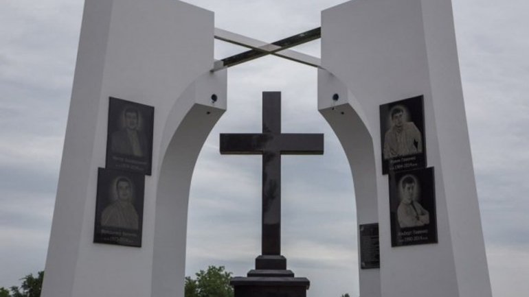 В Славянске открыли мемориал служителям церкви, которых убили боевики "ДНР" - фото 1