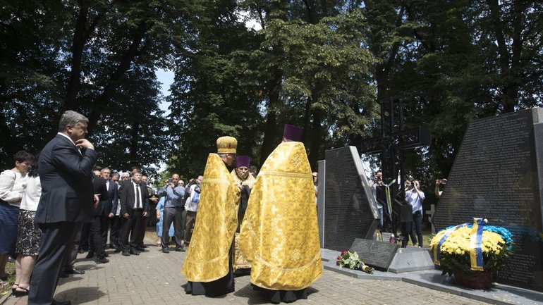 President Poroshenko opened the Memorial to Ukrainians killed by the Polish “farmers’ battalions” and the units of the Home Army in 1944 - фото 1