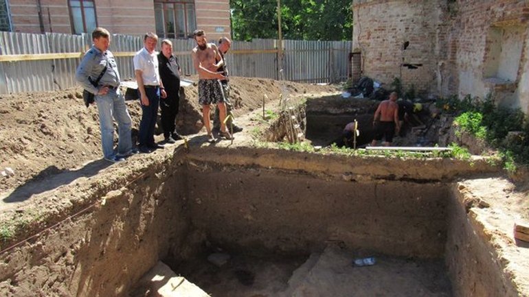 У Києві біля Кирилівської церкви археологи відкопали давнє кладовище - фото 1