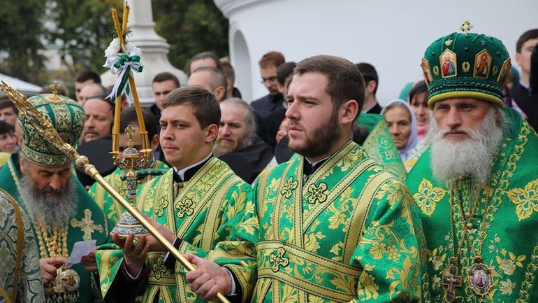 Суд визнав винним священнослужителя УПЦ (МП) у контрабанді 52,7 тисяч доларів - фото 1