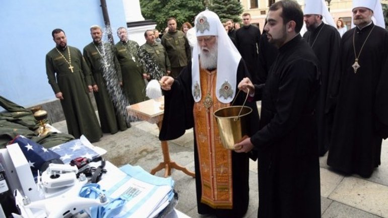 Патриарх Филарет в Михайловском соборе освятил одежду для капелланов - фото 1