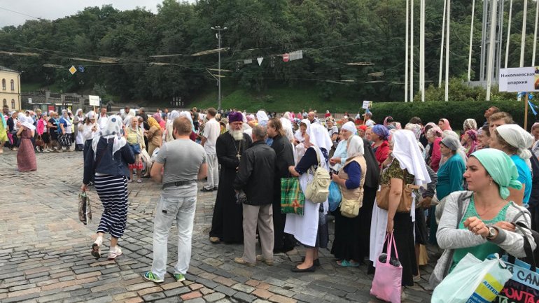 На Владимирской горке на шествие активно собираются верующие УПЦ (МП) - фото 1