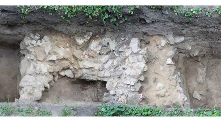 У Києво-Печерській лаврі знайшли залишки унікального муру XII століття - фото 1