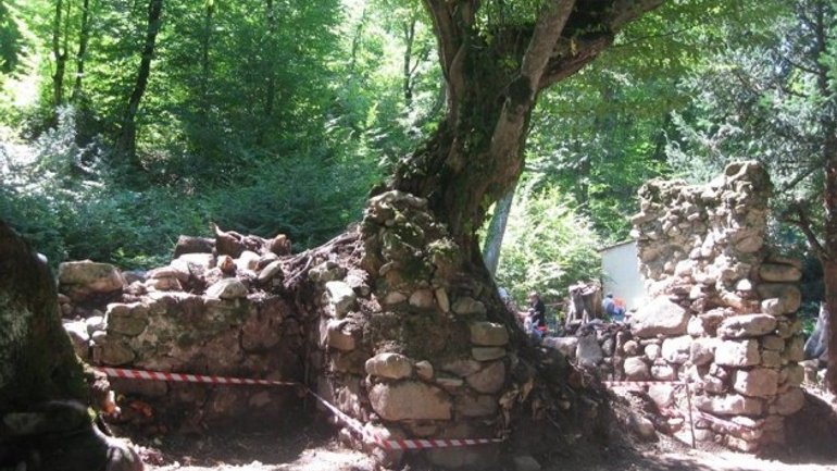 У Грузії археологи докопалися  до середньовічної трапезної - фото 1