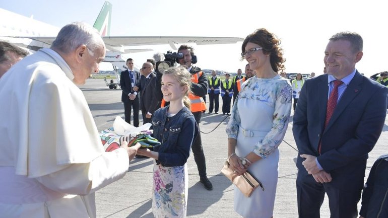Папа Франциск прилетів до Ірландії - фото 1