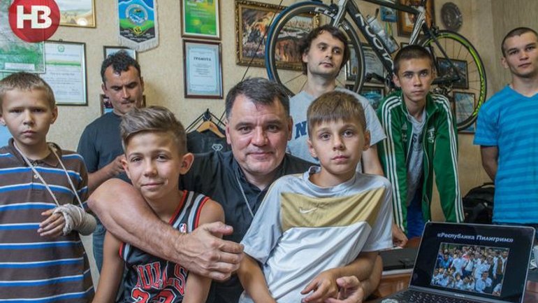 Пастор з Маріуполя став прийомним батьком для 32 безпритульних та неповнолітніх наркоманів, давши їм шанс на нормальне життя - фото 1