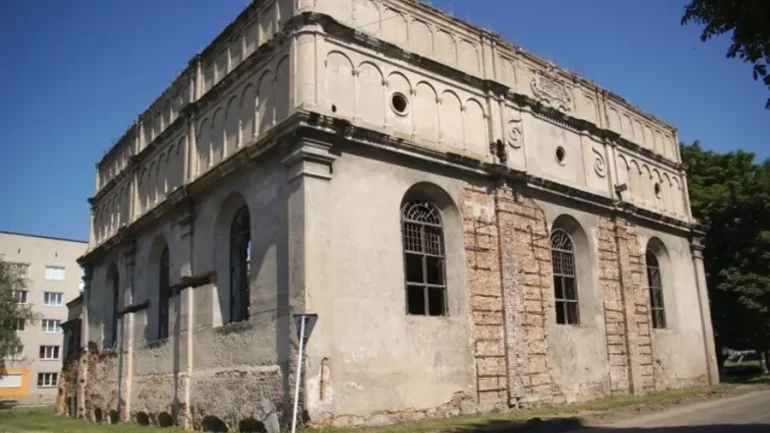 In Lviv region, activist tries to salvage synagogue, all by himself - фото 1