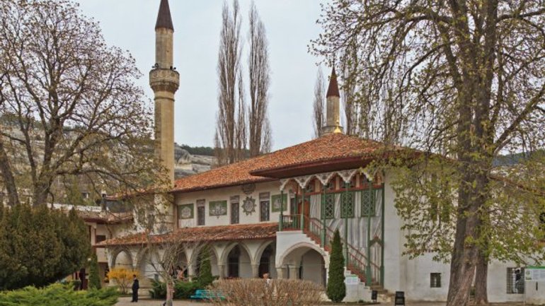 Российские оккупанты "отреставрировали" ханскую мечеть XVI века современной плиткой - фото 1