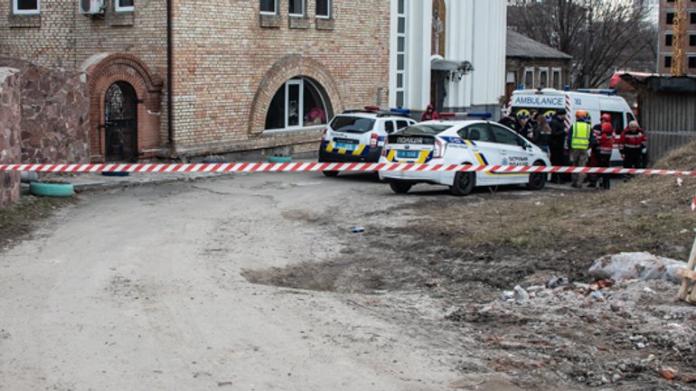 В Киеве на территории монастыря РПЦЗ (В-В) нашли окровавленный труп сотрудника АП - фото 1