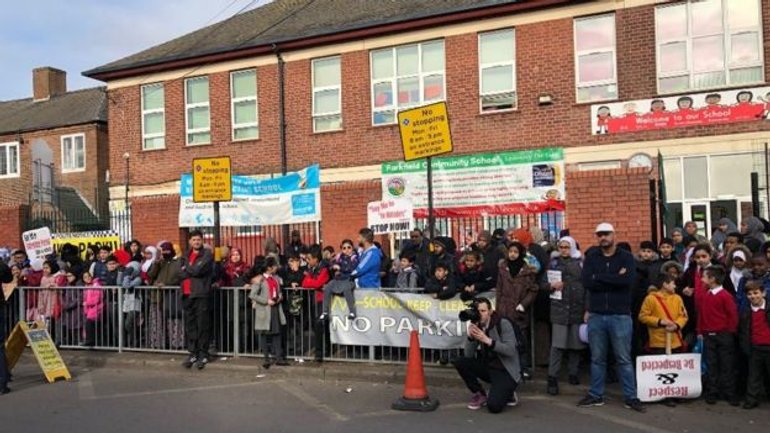 В британском Бирмингеме приостановили уроки о правах ЛГБТ из-за протестов родителей-мусульман - фото 1
