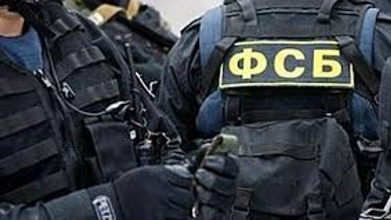 Оккупанты проводят массовые обыски в Крыму - фото 1