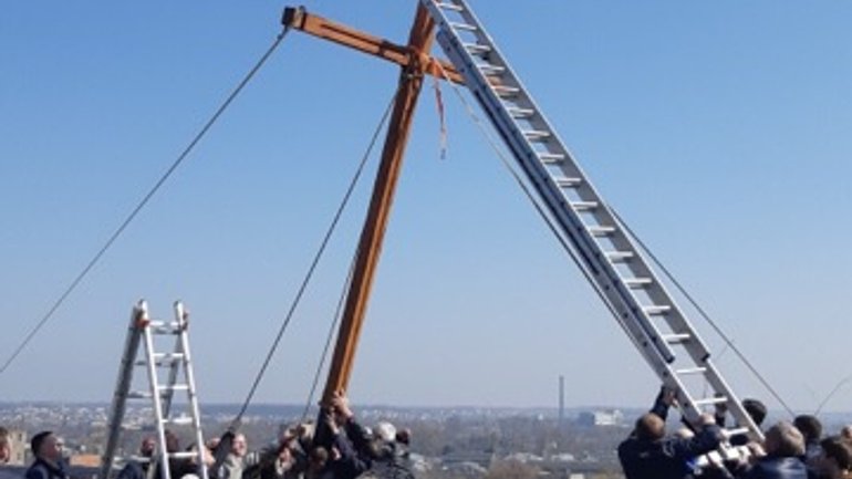 Львів’яни відновили хрест, який узимку знищили вандали - фото 1
