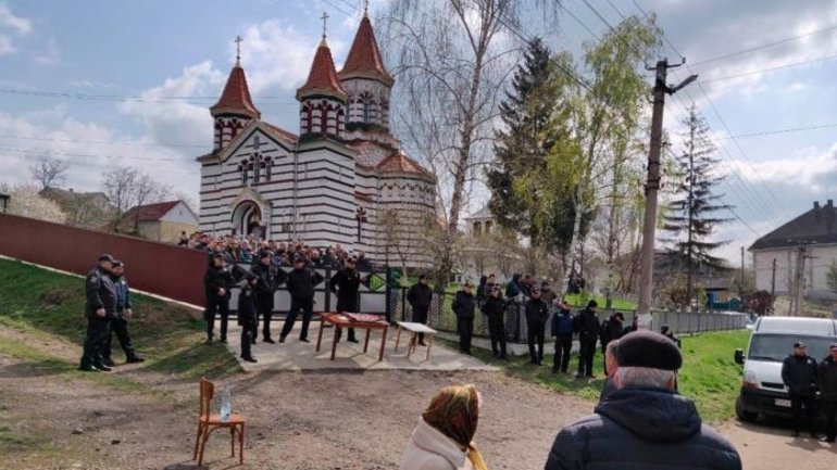 Поліція врегулювала конфлікт між двома релігійними громадами на Буковині - фото 1