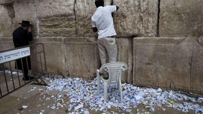 Перед Песахом в Єрусалимі очистили від записок Стіну Плачу - фото 1