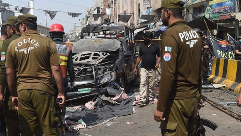 У Пакистані біля мечеті вибух: є жертви - фото 1