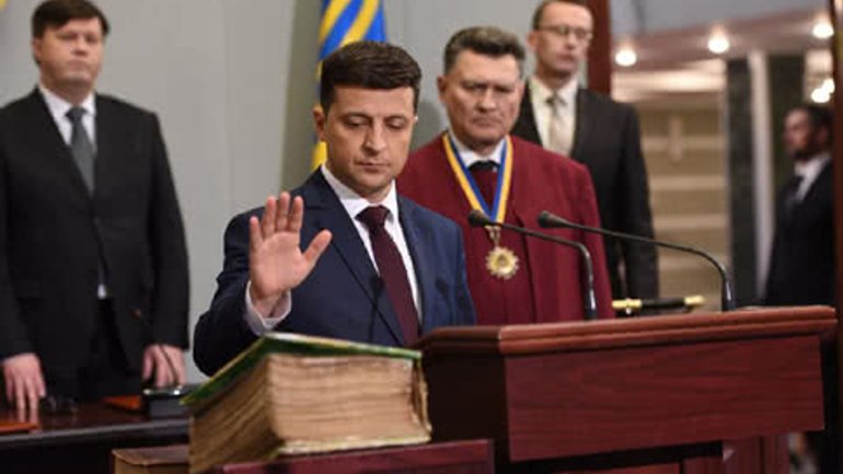 Новоизбранный Президент Украины присягнул на Пересопницком Евангелии - фото 1