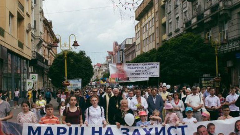 В Івано-Франківську відбувся велелюдний марш на захист традиційних сімейних цінностей - фото 1
