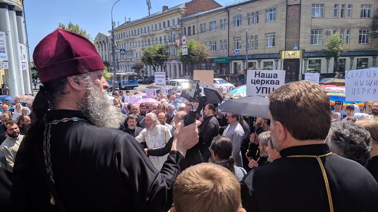 У Вінниці священники УПЦ МП вивели людей на протест - фото 1