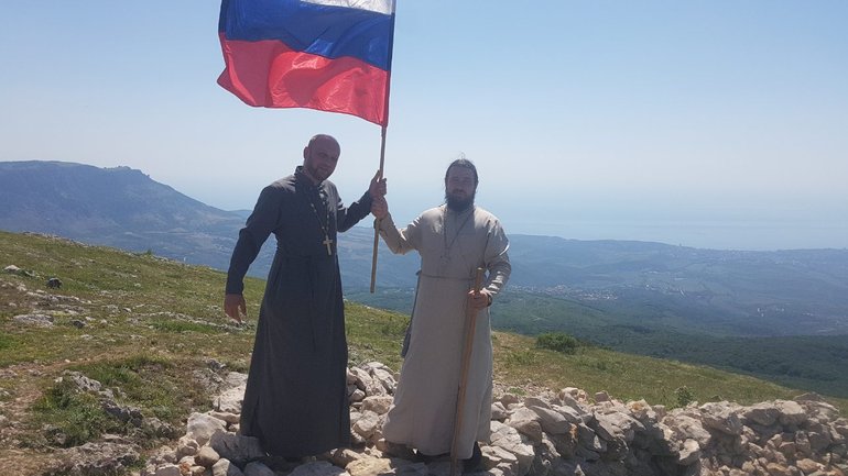 Кримські священники УПЦ МП влаштували хресну ходу під прапором держави-окупанта - фото 1