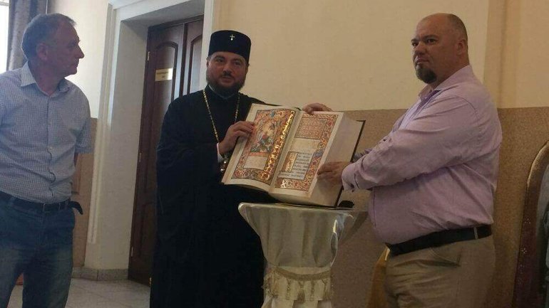 Митрополит Олександр (Драбинко) подарував волинському музею унікальне Євангеліє - фото 1