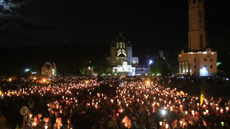 У Зарваниці десятки тисяч паломників несли свічки і молилися за мир в Україні - фото 1