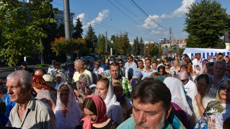 У Вінниці українські і промосковські православні християни молилися, перекрикуючи одні одних - фото 1