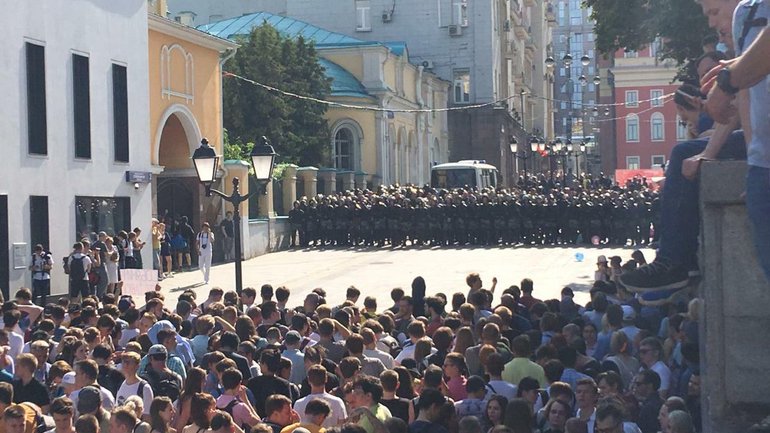 Московський православний храм дав притулок мирним протестувальникам, яких переслідувала поліція - фото 1