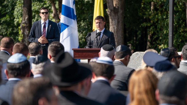 Нужно объединить усилия, чтобы не допустить каких-либо проявлений антисемитизма и нетерпимости, – Президент Украины в Бабьем Яру - фото 1
