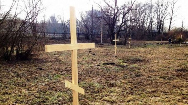 Суд зобов’язав церкву прибрати капличку та хрести зі спірної ділянки біля озера у Франківську - фото 1