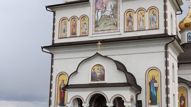 «Гонимая» Церковь: УПЦ (МП) освятила новый храм на Буковине - фото 1