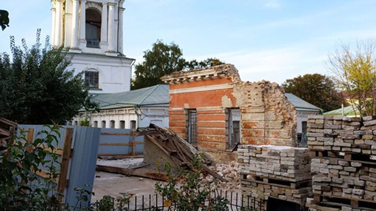 Под видом реставрации в Киеве разбирают стены дома-памятника 1811 года - фото 1