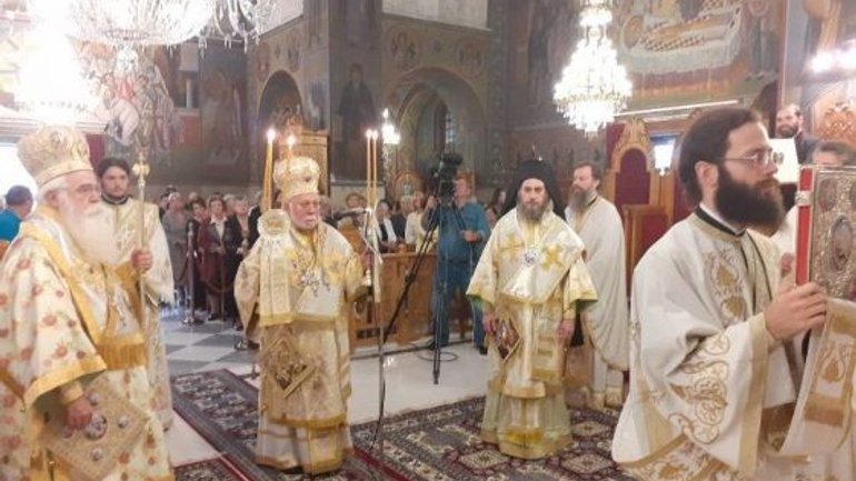The Hierarch of the Greek Orthodox Church concelebrates with the OCU bishop - фото 1