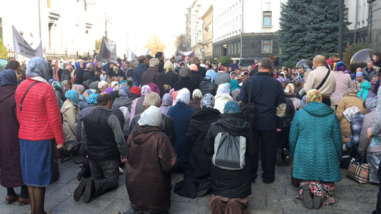 Представители УПЦ (МП) таки провели акцию протеста у офиса Зеленского - фото 1