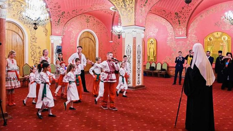 УПЦ (МП) организовала детское костюмированное шоу для Патриарха Кирилла - фото 1